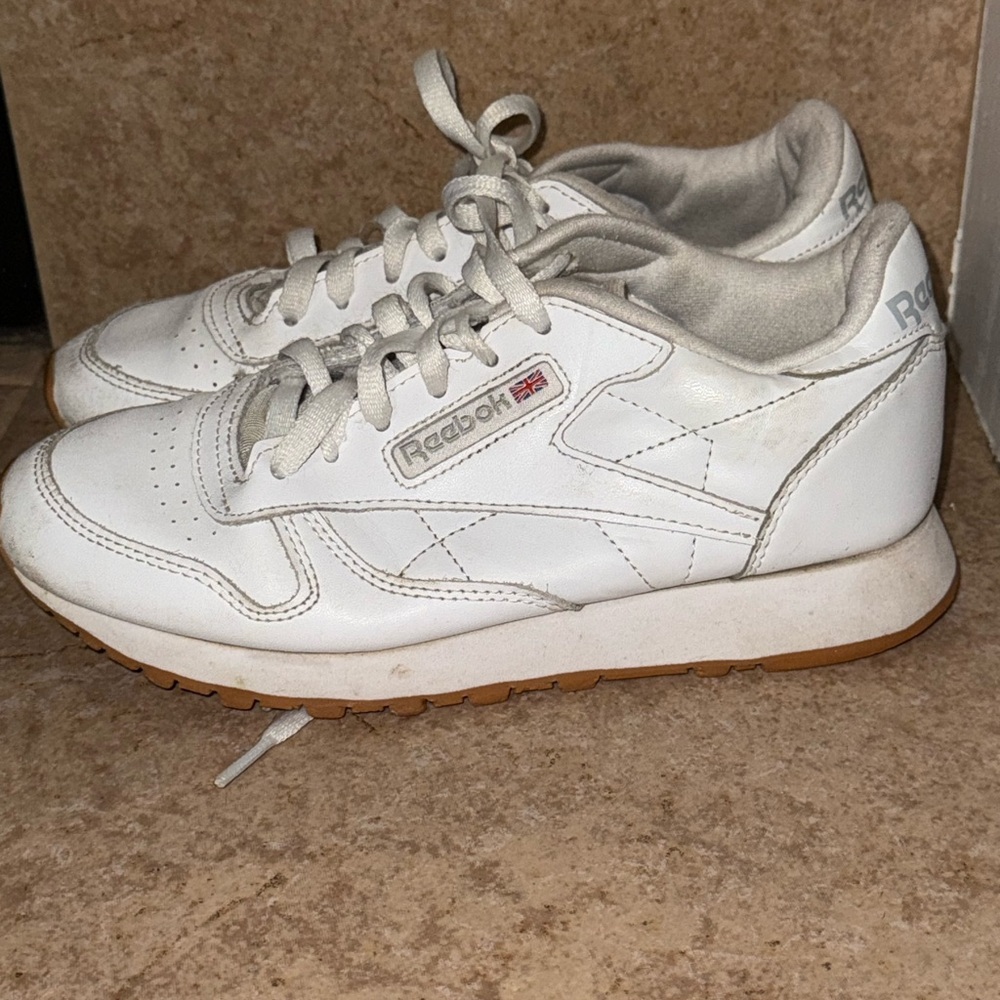 Reebok White Leather Sneakers. Kids size 3.5